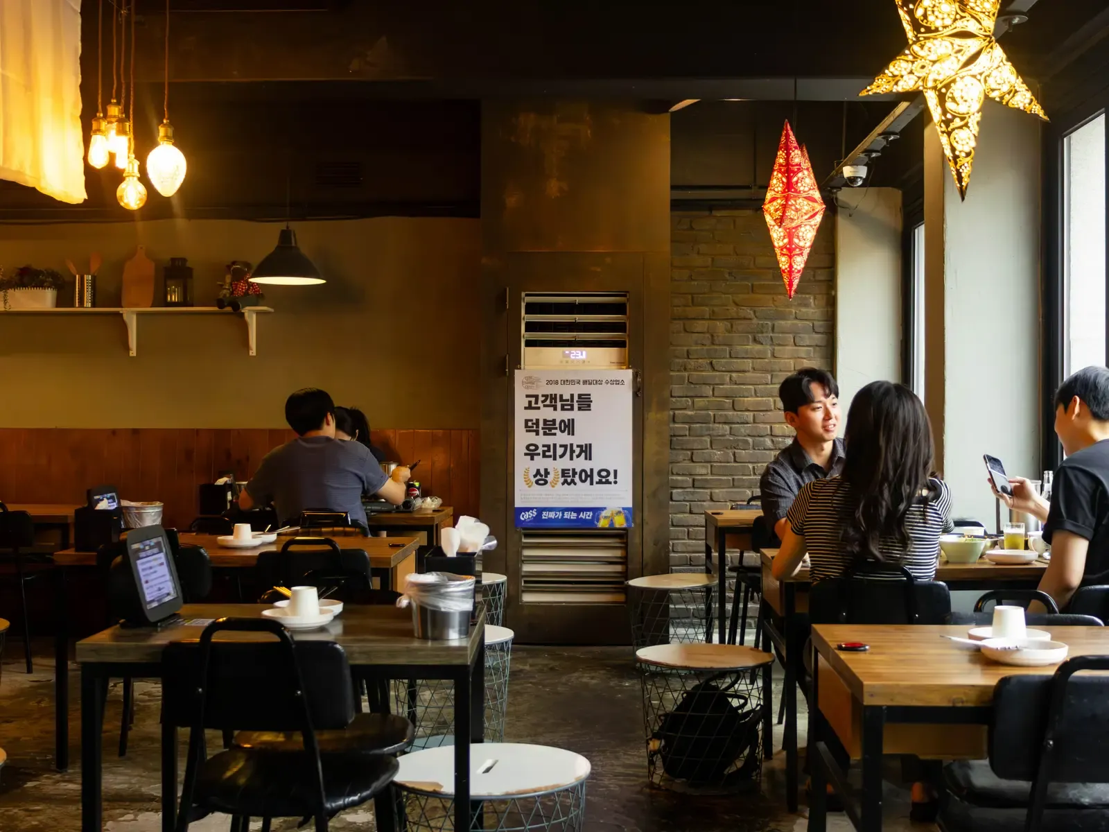 두리닭발 사당역본점의 공간